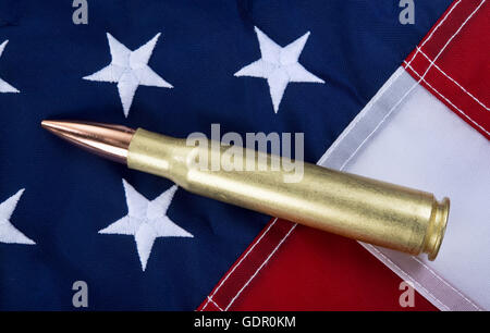 50 caliber bullet in ottone sulla bandiera americana con una stanza per il tipo di.. Foto Stock