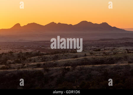 Sunrise oltre le montagne Whetstone nel sud dell'Arizona. Foresta Nazionale di Coronado, Arizona Foto Stock