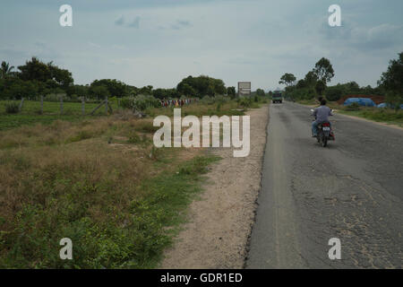 Bella strada diritta attraverso la campagna nel Sud dell India Foto Stock