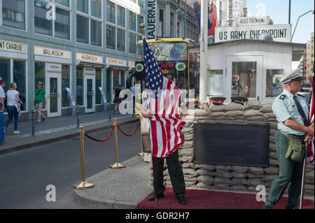 Germania, Berlino, giugno 8, 2016. Una scena di strada intorno al Checkpoint Charlie sulla Friedrichstrasse. Foto Stock