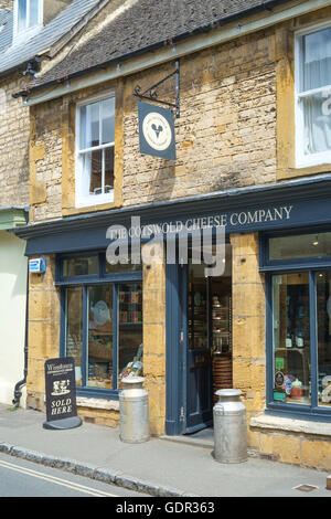 Stow-su-il-Wold a Cotswold town nel GLOUCESTERSHIRE REGNO UNITO Inghilterra Cotswold Cheese Company shop Foto Stock