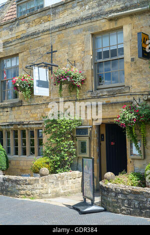 Moreton-in-Marsh una piccola città nel nord del Cotswolds Gloucestershire Inghilterra Beagle Bar a Manor House Hotel Foto Stock