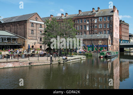 Narrowboat sul Nottingham Canal Ormeggiata al pontile del castello con British Waterways edificio in background Foto Stock