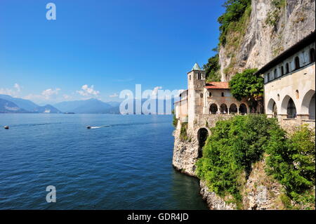 Geografia / viaggi, Italia, Lombardia, Varese, Santa Caterina del Sasso, il monastero e la chiesa dei pellegrini, Lago Maggiore, Additional-Rights-Clearance-Info-Not-Available Foto Stock