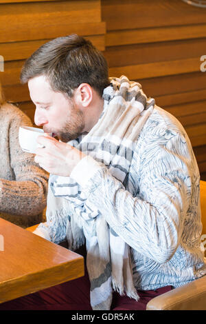 Bel uomo sta bevendo una tazza di caffè e tè. Foto Stock