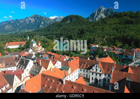 Geografia / viaggi, in Germania, in Baviera, Fuessen, città vista dal castello verso Saint Mang monastero, Lech, Saeuling (mount), Tegelberg (mount), Additional-Rights-Clearance-Info-Not-Available Foto Stock