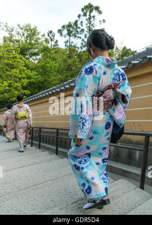 Turisti cinesi le donne indossano la geisha kimono, regione di Kansai, Kyoto, Giappone Foto Stock