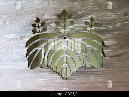 In legno intagliato porta in forma di foglia in daitoku-ji, la regione di Kansai, Kyoto, Giappone Foto Stock