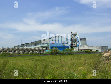 Una scuola distrutta dal 2011 il terremoto e lo tsunami cinque anni dopo, Fukushima prefettura, Namie, Giappone Foto Stock