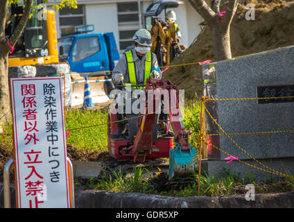 Un segno avverte le persone e lavoratori rimuovere la parte superiore del suolo contaminato da radiazioni nucleari dopo la daiichi centrale nucleare esplosione, Fukushima prefettura, Iitate, Giappone Foto Stock