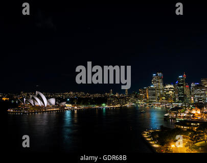 Il porto di Sydney CBD opera house skyline di famosi punti di riferimento in Australia di notte Foto Stock