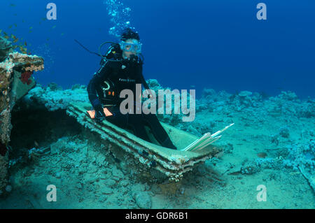 Femmina sub seduto in bagno sul relitto di Yolanda, Shark Yolanda Reef, il parco nazionale di Ras Mohammed, Sinai Foto Stock