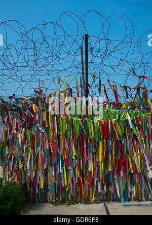 Messaggi di pace e di unità scritto su nastri a sinistra sulla recinzione al dmz, Sudogwon, Paju, Corea del Sud Foto Stock