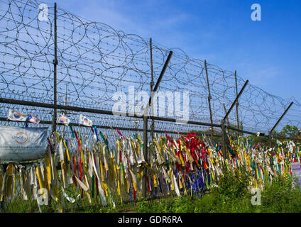 Messaggi di pace e di unità scritto su nastri a sinistra sulla recinzione al dmz, Sudogwon, Paju, Corea del Sud Foto Stock