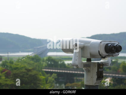 Il binocolo di fronte della libertà e il ponte ferroviario oltre il fiume imjin tra Corea del Nord e Corea del Sud, Sudogwon, Paju, Corea del Sud Foto Stock