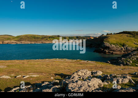 La Arena spiaggia nel villaggio di Isla vista dal Cabo de Ajo, Cantabria, SPAGNA Foto Stock