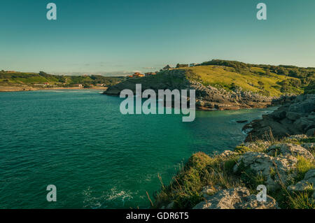 La Arena spiaggia nel villaggio di Isla vista dal Cabo de Ajo, Cantabria, SPAGNA Foto Stock