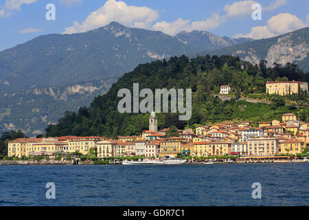 Vista sulla linea costiera di Bellagio villaggio sul lago di Como, Italia Foto Stock