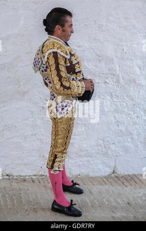 Torero spagnolo Jose Pedro Prados El Fundi incentrato totalmente momenti prima di uscire a combattere in Arena di Pozoblanco, Spagna Foto Stock