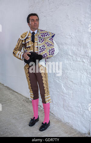 Il torero spagnolo Jpse Pedro Prados El Fundi incentrato totalmente momenti prima di uscire a combattere in Arena di Pozoblanco Foto Stock