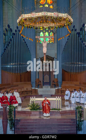 Massa,Interno della Basilica Sagrada Familia,altare e abside, Barcellona, in Catalogna, Spagna Foto Stock