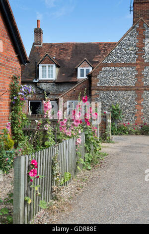 Cottage in villaggio Hambleden in estate, Buckinghamshire, Inghilterra Foto Stock