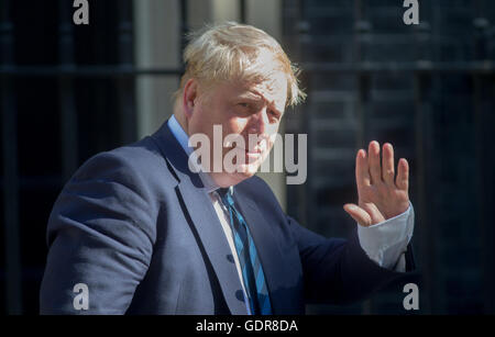 Boris Johnson, segretario di Stato per gli affari esteri e MP per Uxbridge e South Ruislip,al numero 10 di Downing Street per una riunione del gabinetto Foto Stock