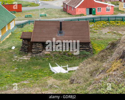 Tappeto erboso ricostruito (torba) casa costruita 1993 sled Museo Sisimiut Groenlandia occidentale, precedentemente utilizzato come dimora invernale di inuit nel comune di Qeqqata Foto Stock