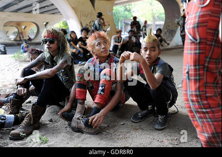 Punks in der ehemaligen, birmanischen hauptstadt yangon. Foto Stock