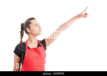 Il supereroe shot con il dipendente di sesso femminile su ipermercato puntare il dito in alto isolato su sfondo bianco Foto Stock
