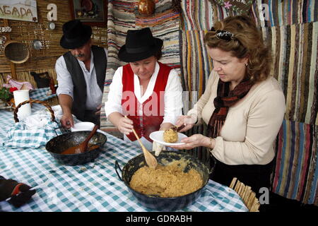 Piatti tradizionali in un mercato nel villaggio di montagna di Tejeda nel centro dell'isola delle Canarie di Spagna in Atlantico oce Foto Stock