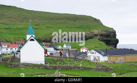 Villaggio di Gjogv sulle Isole Faerøer con paesaggio e chiesa Foto Stock