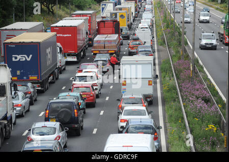 Code di traffico sul nord autostrada M6 vicino a Stafford RI SMART autostrade strade vacanze agli automobilisti la congestione ROAD UK Foto Stock