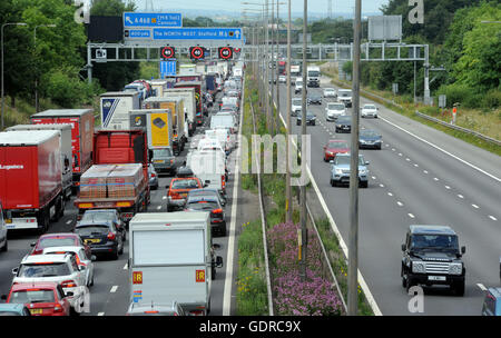 Code di traffico e overhead VELOCITÀ DEL GANTRY segni sul nord autostrada M6 vicino a Stafford RI SMART autostrade la congestione ROAD UK Foto Stock