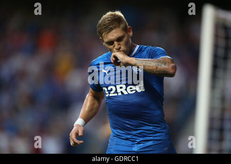 Rangers Martyn Waghorn punteggio celebra il suo lato il secondo obiettivo del gioco durante la Betfred Cup, Gruppo F corrisponde al Ibrox Stadium, Glasgow. Foto Stock