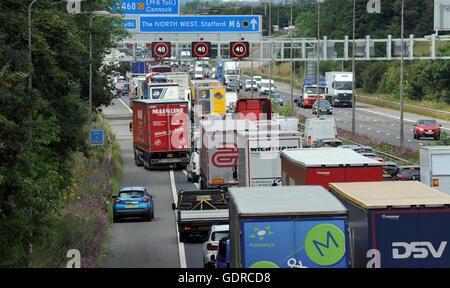 Code di traffico e overhead VELOCITÀ DEL GANTRY segni sul nord autostrada M6 vicino a Stafford RI SMART autostrade la congestione ROAD UK Foto Stock