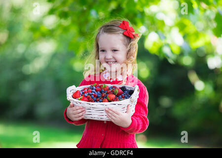 Bambini cherry picking su frutta farm. Bambini Le ciliegie di prelevamento in estate Orchard. Il Toddler kid e baby mangiare frutta fresca Foto Stock