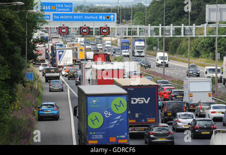 Code di traffico e overhead VELOCITÀ DEL GANTRY segni sul nord autostrada M6 vicino a Stafford RI SMART autostrade la congestione ROAD UK Foto Stock