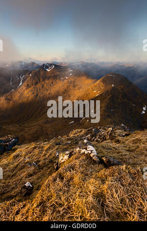 Sgurr na Carnach e Sgurr na Ciste Duibhe come si vede dal gelido vertice di Sgurr Fhuaran presso sunrise Foto Stock