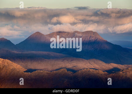 Nuvole su Beinn Sgritheall all'alba, visto dalle sorelle Give di Kintail Foto Stock