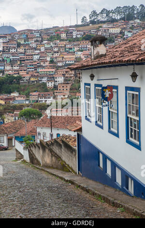 Una vista da una strada della città vecchia di Ouro Preto vicino la chiesa di Sao Francisco de Paula, Ouro Preto, Minas Gerais, Brasile Foto Stock