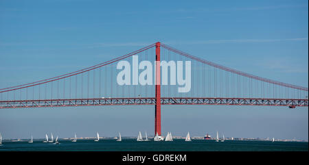 Monumento a Los Descubrimientos, Ponte 25 de abril con barche a vela, Lisbona, distretto di Lisbona, Portogallo, Europa Viaggi P Foto Stock