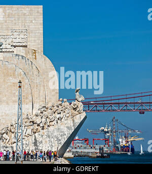 Monumento a Los Descubrimientos, Ponte 25 de abril con barche a vela, Lisbona, distretto di Lisbona, Portogallo, Europa Viaggi P Foto Stock