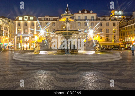 Teatro Nazionale D. Maria II, fontane, Piazza Rossio, pietre per pavimentazione nella forma d'onda, wave pattern, scena notturna, blu ora, Lisbona, Foto Stock