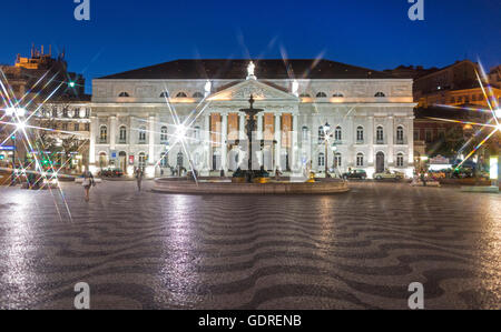 Teatro Nazionale D. Maria II, fontane, Piazza Rossio, pietre per pavimentazione nella forma d'onda, wave pattern, scena notturna, blu ora, Lisbona, Foto Stock