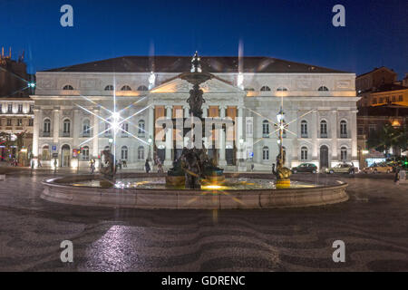 Teatro Nazionale D. Maria II, fontane, Piazza Rossio, pietre per pavimentazione nella forma d'onda, wave pattern, scena notturna, blu ora, Lisbona, Foto Stock