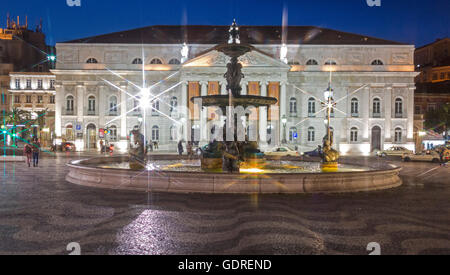 Teatro Nazionale D. Maria II, fontane, Piazza Rossio, pietre per pavimentazione nella forma d'onda, wave pattern, scena notturna, blu ora, Lisbona, Foto Stock