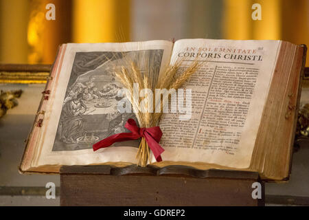 Bibbia illustrata con gioielli di perline, Bibbia latina, Corporis Christi, Capela dos Ossos parede,, Cappella delle Ossa, osso cappella, Foto Stock