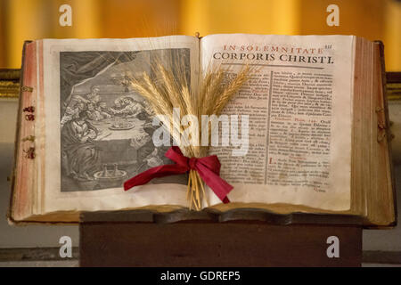 Bibbia illustrata con gioielli di perline, Bibbia latina, Corporis Christi, Capela dos Ossos parede,, Cappella delle Ossa, osso cappella, Foto Stock