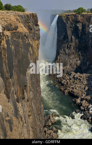 Rainbow su Victoria Falls, Matabeleland North Provincia, Zimbabwe Foto Stock